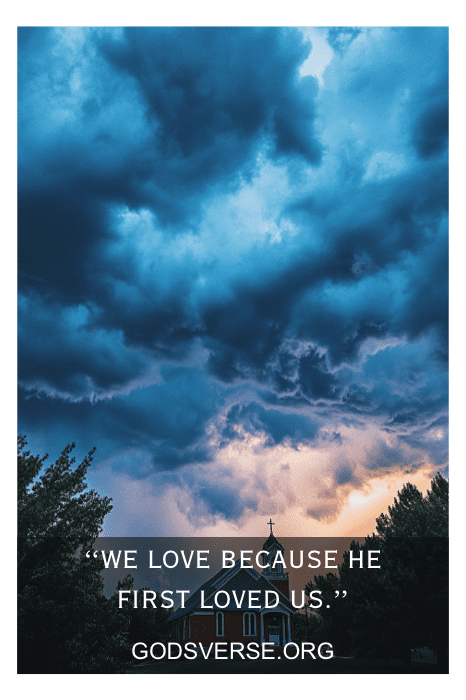 Dramáticas nubes sobre una iglesia, con el texto "Amamos porque Él nos amó primero", un versículo bíblico muy breve de godsverse.org.