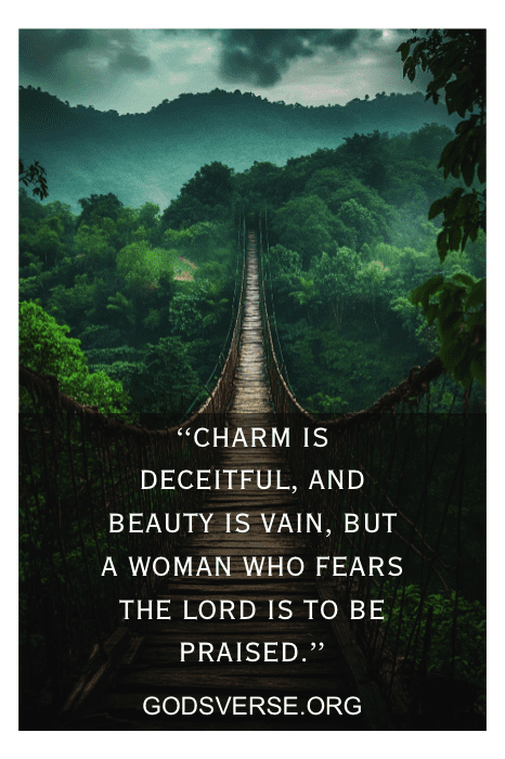 Un puente colgante en un frondoso bosque con un versículo bíblico sobre el encanto, la belleza y el temor al Señor. Texto: "GODSVERSE.ORG", tu fuente de versículos bíblicos inspiradores.