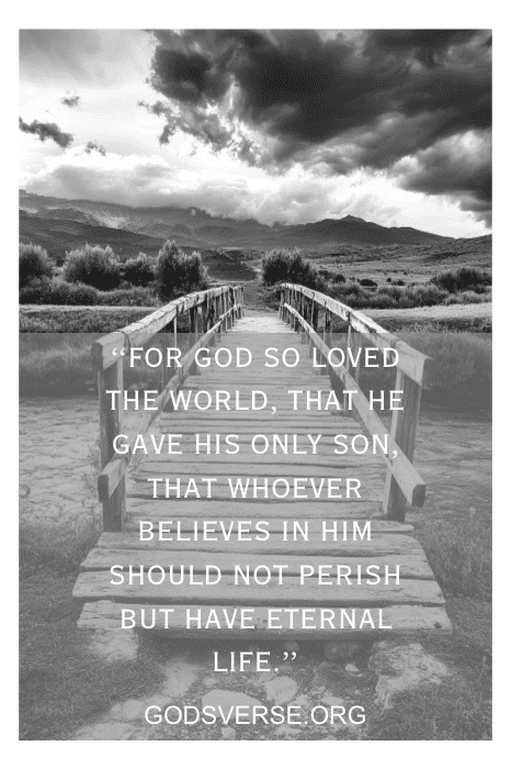 Imagen en blanco y negro de un puente con un versículo bíblico de Juan 3:16 y el texto "GODSVERSE.ORG" en la parte inferior, perfecto para quienes buscan versículos bíblicos inspiradores.