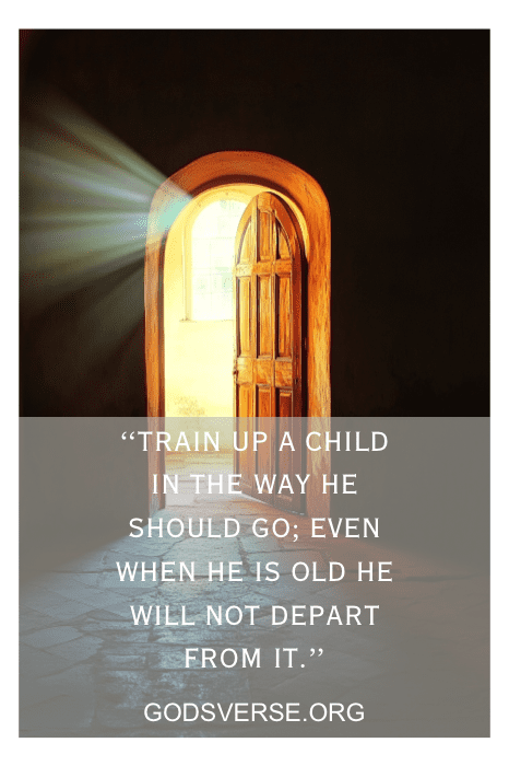 Una puerta abierta resplandeciente por la que entra la luz y el texto "Instruye al niño en su camino...", de godsverse.org, que destaca versículos bíblicos inspiradores.