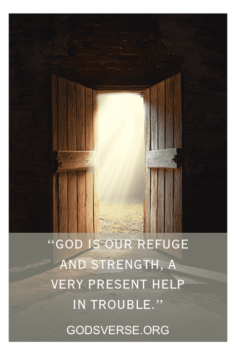 Una vieja puerta de madera se abre a la luz del sol con el texto: "Dios es nuestro refugio y fortaleza, nuestro pronto auxilio en las tribulaciones", mostrando uno de los versículos eternos de la Biblia.
