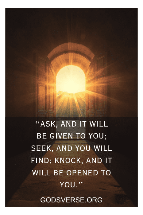 Puertas dobles abiertas por las que entra la luz del sol: "Pedid y se os dará... GODSVERSE.ORG - Descubre versículos bíblicos enriquecedores.