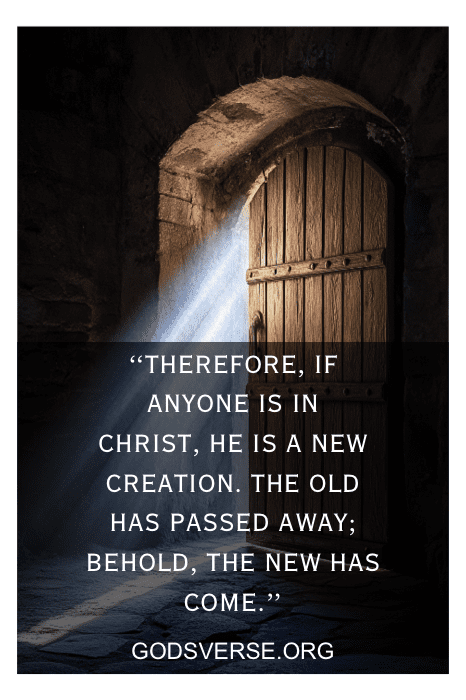 Una vieja puerta de madera con luz que la atraviesa, sobre la que se ha colocado un inspirador versículo bíblico de 2 Corintios 5:17 y "GODSVERSE.ORG" en la parte inferior, ejemplifica la belleza intemporal y el consuelo que se encuentra en los versículos bíblicos.