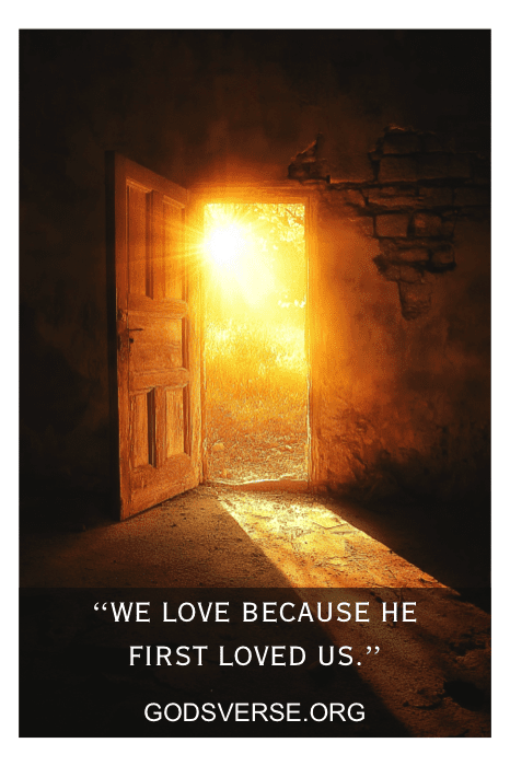 Una puerta parcialmente abierta por la que entra la luz del sol, acompañada del texto "Amamos porque Él nos amó primero" y "GodsVerse.org", un bello recordatorio de versículos bíblicos.