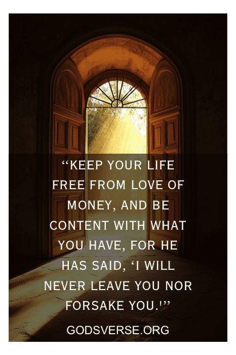 Texto sobre una puerta abierta con la luz del sol: "Guarda tu vida libre del amor al dinero... Nunca te dejaré ni te desampararé". GODSVERSE.ORG, donde los versículos de la Biblia cobran vida.