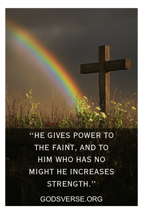 Una cruz en un campo bajo un arco iris, acompañada de la cita: "Él da poder a los débiles... fuerza". - GODSVERSE.ORG, sirve como sereno recordatorio de la esperanza que se encuentra en Versículos de la Biblia sobre la preocupación y el estrés.