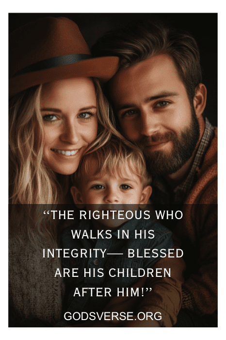 Una familia de tres sonriendo juntos, unidos por el amor y la fe, con un versículo bíblico edificante sobre los hijos cubriendo su momento de alegría.
