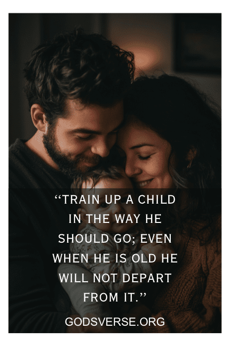 Una pareja abraza cariñosamente a su hijo, con una cita inspiradora sobre la crianza de los hijos y versículos bíblicos sobre los hijos superpuestos.