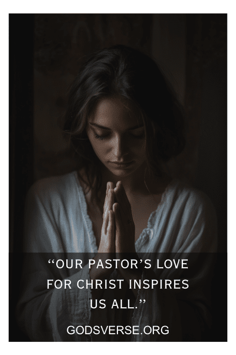 Mujer con las manos juntas en actitud de oración, vestida con una blusa blanca. El texto dice: "El amor de nuestro pastor por Cristo nos inspira a todos". Citas de agradecimiento al pastor perfectas para los carteles de la iglesia.