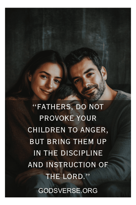 Un retrato de familia bellamente complementado con una cita sobre paternidad y disciplina espiritual de GodsVerse.org, enriquecida con versículos bíblicos sobre los hijos.