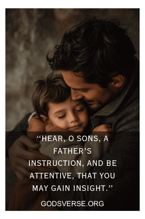 Padre abrazando a hijo, con texto: "Escuchad, hijos, la instrucción de un padre, y estad atentos, para que adquiráis perspicacia". Este conmovedor momento ilustra maravillosamente la esencia de los versículos bíblicos sobre los hijos.
