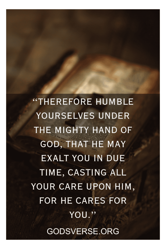 Un versículo bíblico en la página de un libro con el texto "Humillaos, pues, bajo la poderosa mano de Dios..." Este es un versículo bíblico perfecto para leer cuando te sientes infeliz.