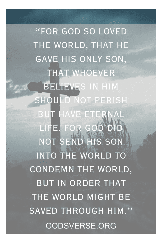 Una silueta de una cruz con una cita religiosa superpuesta sobre el amor y la salvación de Dios, extraída de Juan 3:16: un versículo bíblico perfecto para leer cuando te sientes infeliz.