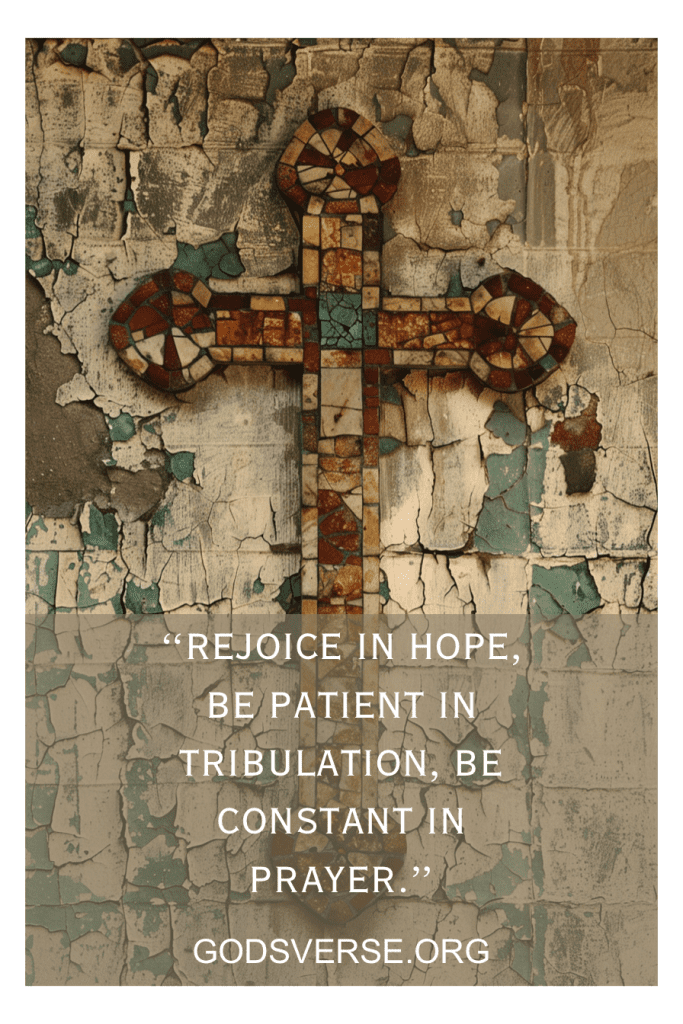 Cruz de mosaico sobre una pared agrietada con el texto: "Alegraos en la esperanza, sed pacientes en la tribulación, sed constantes en la oración". ¿Qué versículo de la Biblia leer cuando eres infeliz?