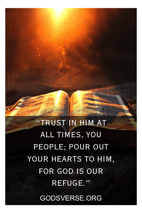 Una Biblia abierta brilla bajo una cálida luz, con la cita "Confiad en Él en todo momento, vosotros; derramad vuestro corazón hacia Él...". Cómo consolar a alguien que está triste con versículos de la Biblia puede empezar compartiendo este poderoso mensaje, recordándole el apoyo inquebrantable de Dios.