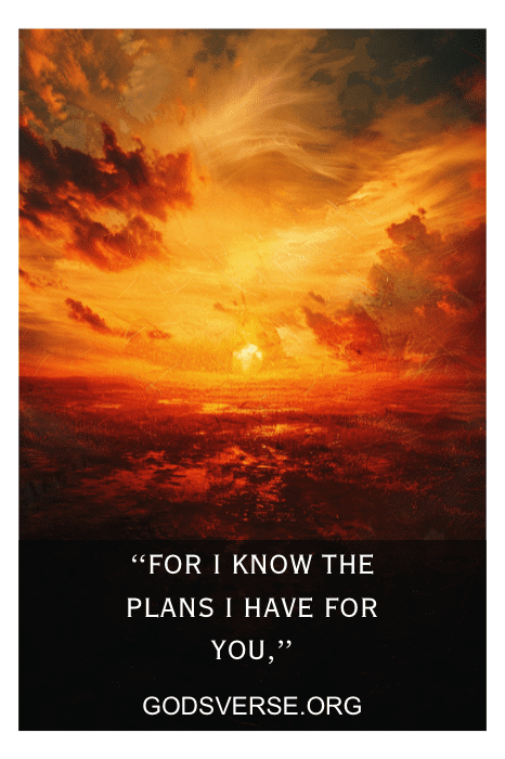 Um pôr do sol laranja e vermelho ardente sobre o oceano com o texto "Pois eu conheço os planos que tenho para você" e "GODSVERSE.ORG".