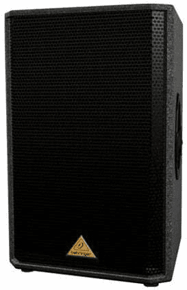 Este altavoz Behringer negro, con rejilla en forma de panal y el logotipo del triángulo dorado en la parte inferior central, es ideal como monitor de escenario para iglesias.