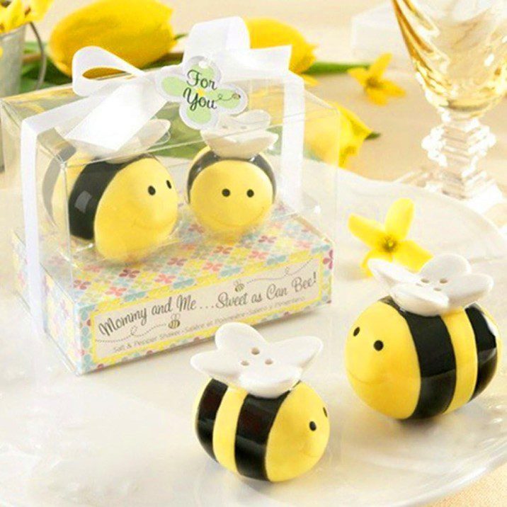 Estos saleros y pimenteros con temática de abejas son una idea encantadora para regalar en un bautizo, presentados elegantemente en un plato en un set de regalo a juego con envoltorio transparente. Perfectos para añadir un toque de fantasía a cualquier ocasión especial.