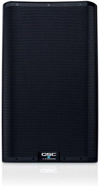 Altavoz de audio negro de la serie QSC K.2 con rejilla metálica perforada, perfecto para su uso como monitores de escenario en entornos eclesiásticos.