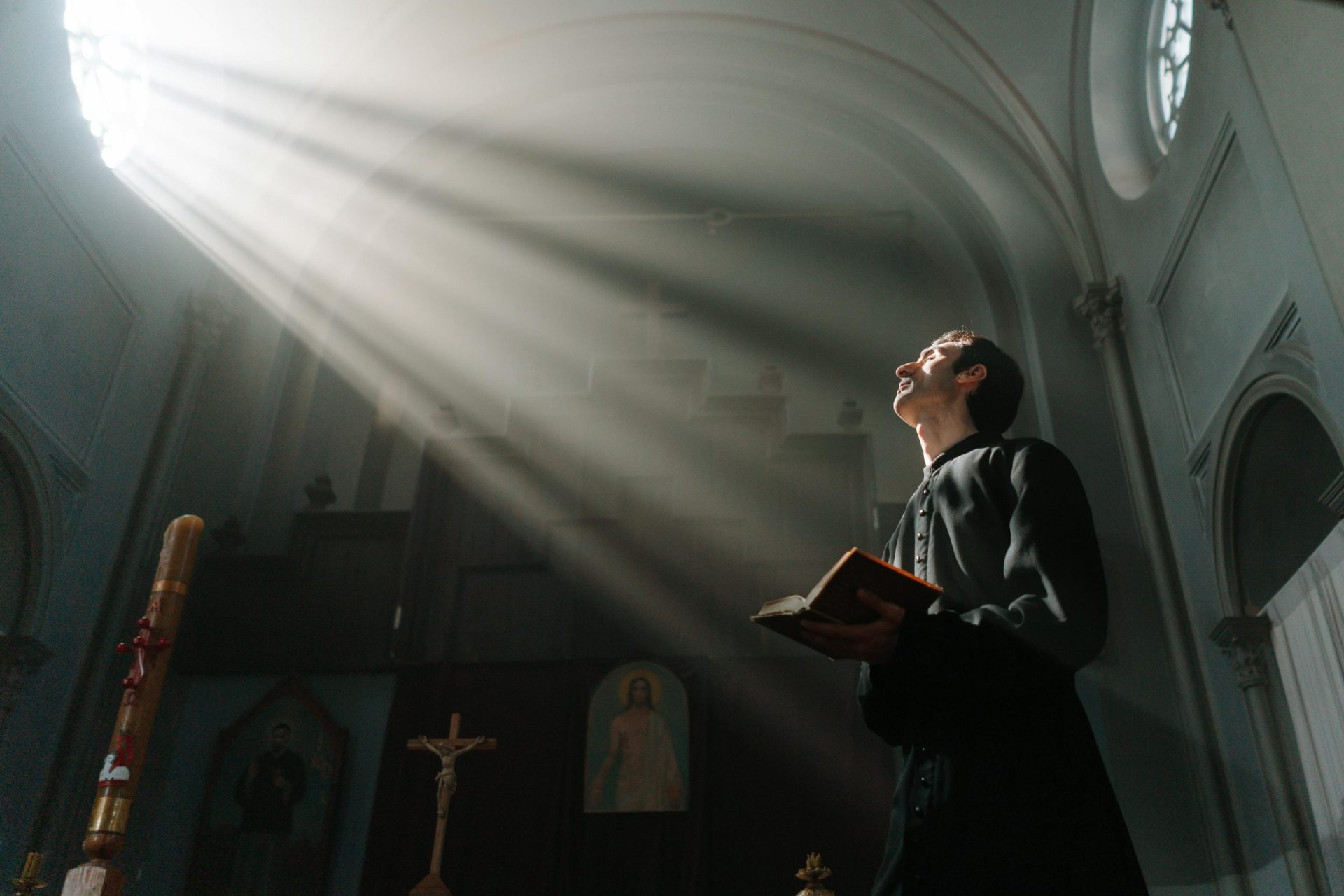 Um homem em pé dentro da igreja