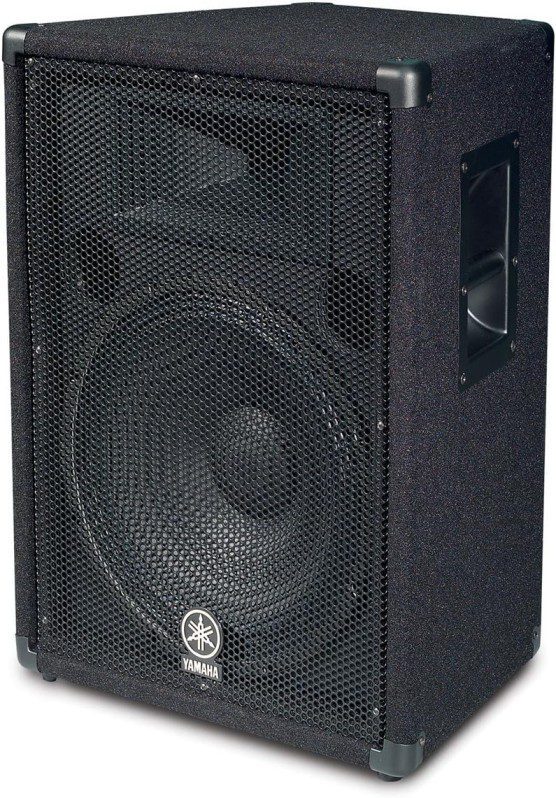 El altavoz Yamaha negro, con rejilla de malla, gran woofer y asa de transporte lateral, es un monitor de escenario ideal para iglesias.
