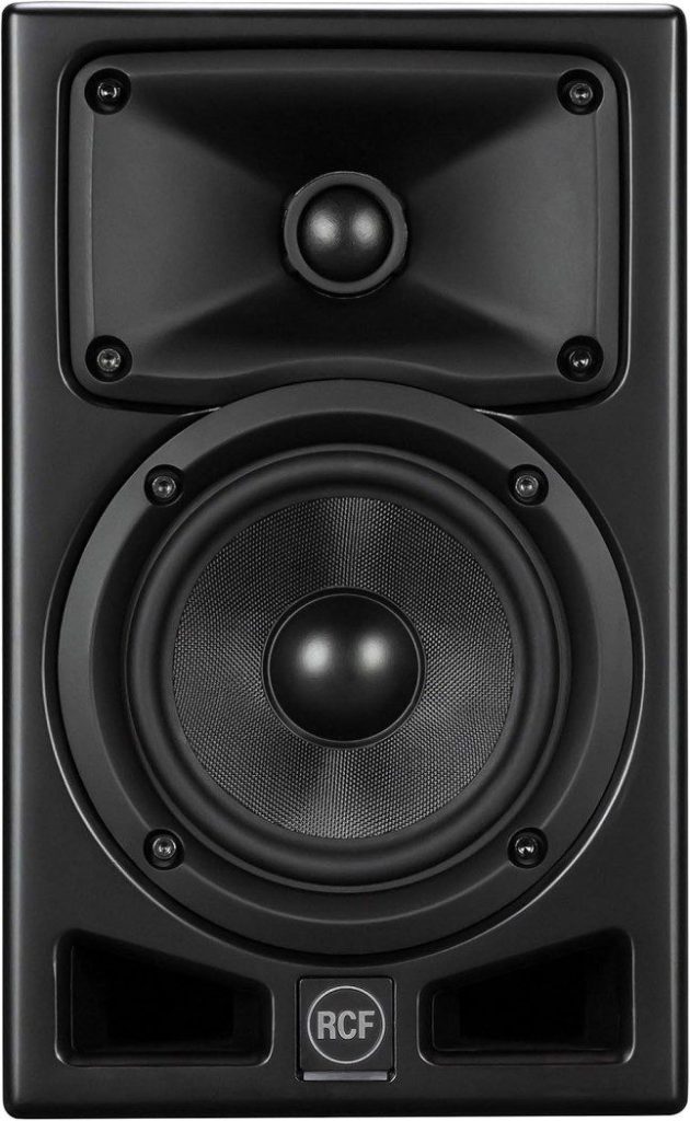 Este altavoz RCF negro, perfecto como monitor de escenario para la iglesia, cuenta con un tweeter y un woofer en su elegante diseño rectangular, completo con el logotipo en la parte inferior.
