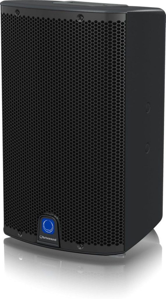 El altavoz negro Turbosound, ideal como monitor de escenario para iglesias, cuenta con un característico botón de encendido azul y una elegante rejilla metálica frontal.