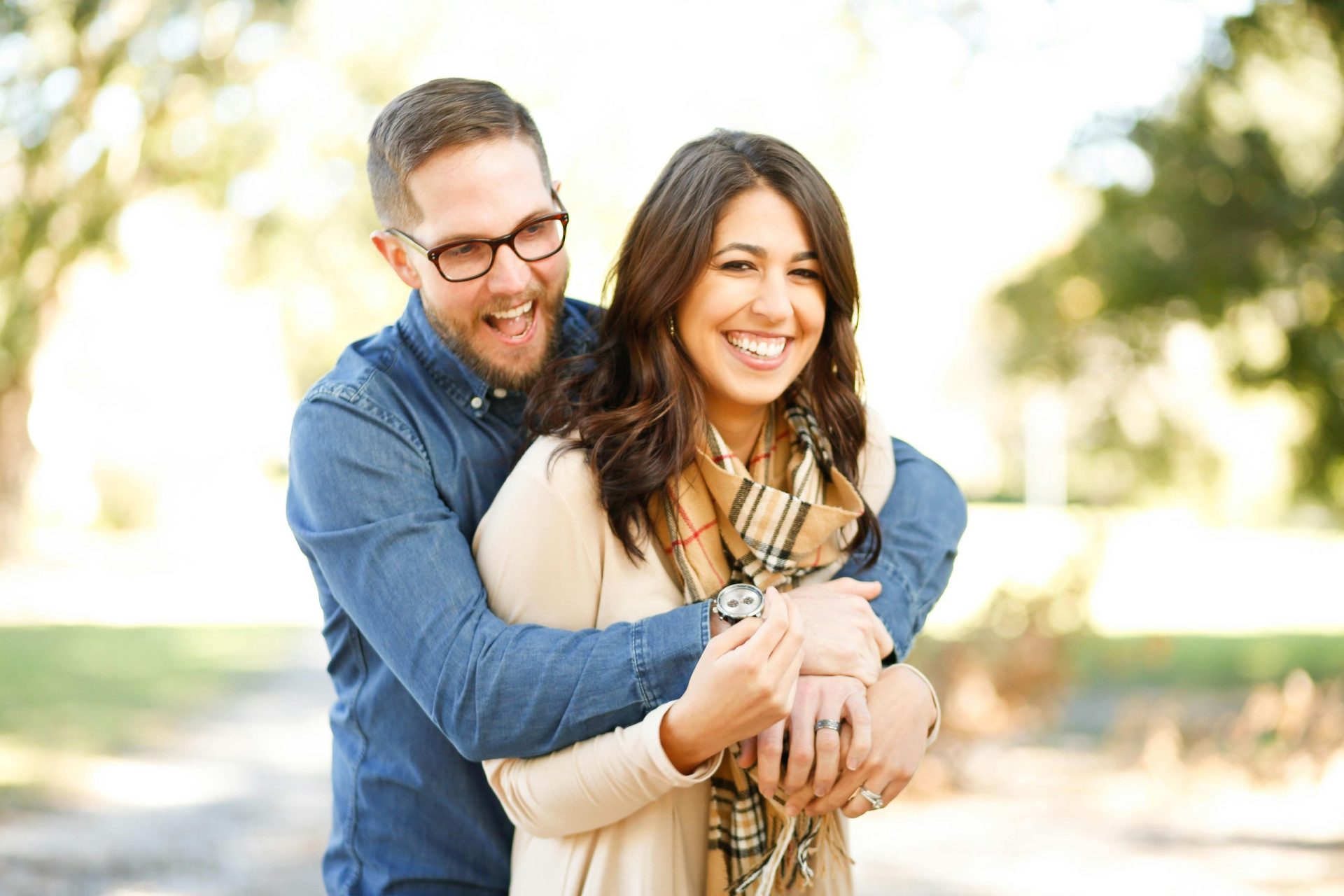 Un hombre abraza a su mujer. Matrimonio y divorcio