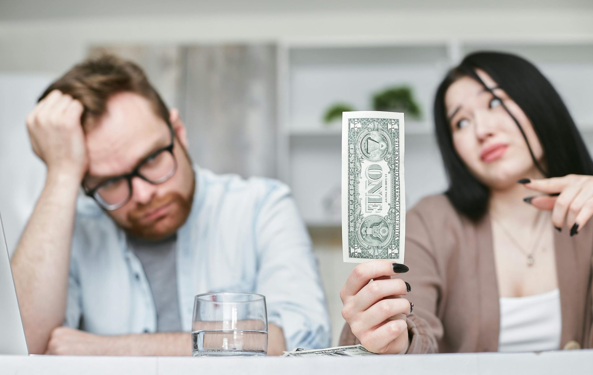 Una pareja con problemas económicos.