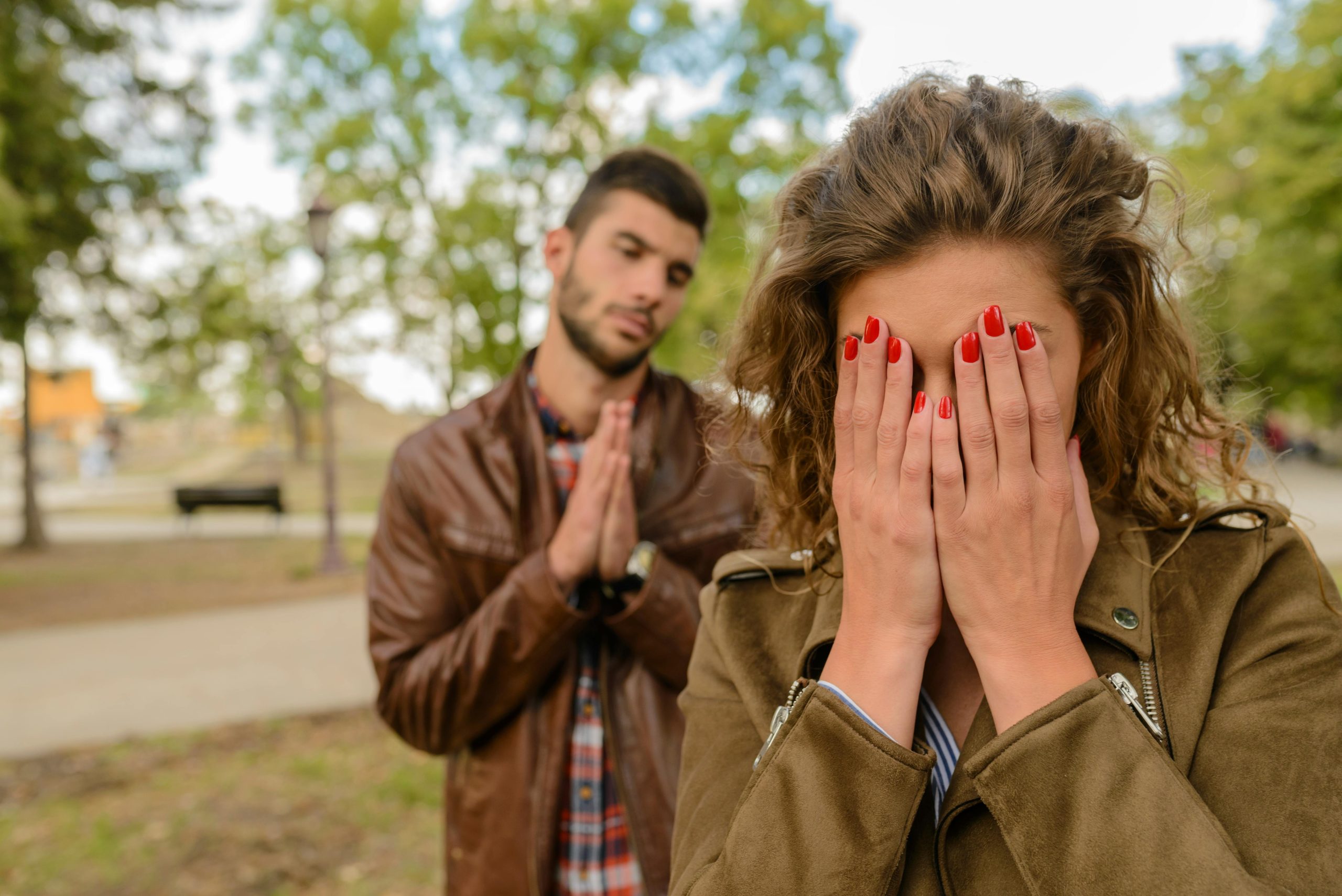 Um homem buscando o perdão de sua esposa