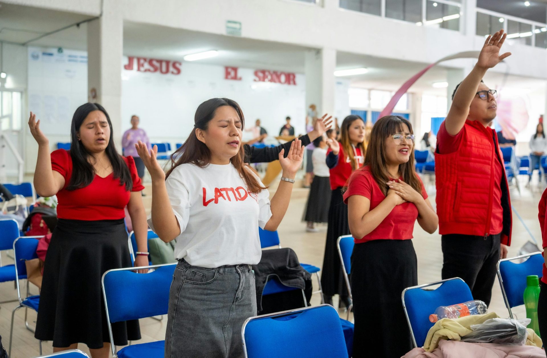 Un matrimonio en una iglesia creyente en la Biblia.