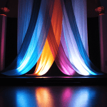 23 ideas sencillas para decorar el escenario de una iglesia La colorida tela drapeada con luces azules, naranjas y rosas crea una escena vibrante, perfecta para inspirar ideas de telones de fondo para escenarios de iglesias.