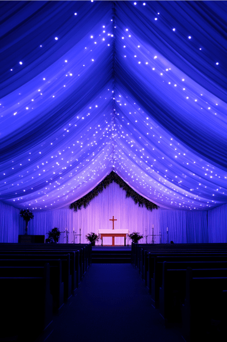 O interior de uma igreja, que lembra poemas para um aniversário de igreja, ostenta luzes de teto azuis estreladas e um altar iluminado.
