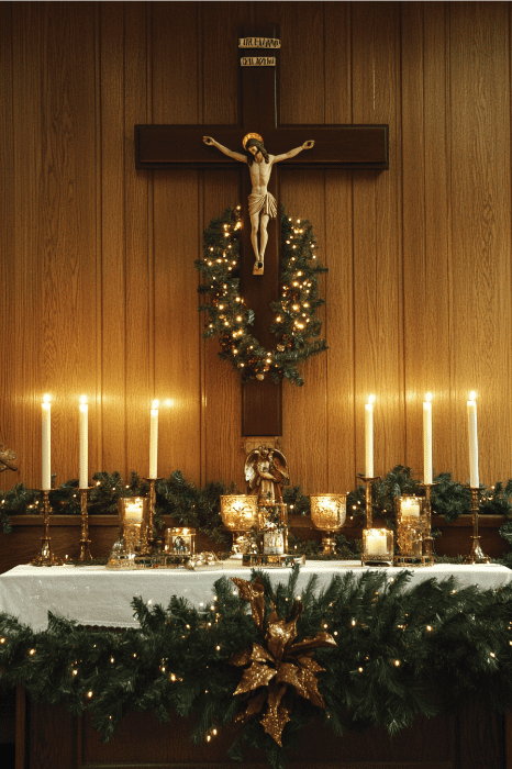 Un crucifijo adorna la pared de madera, rodeado de velas parpadeantes, coronas y adornos florales en el altar. Este entorno sereno recuerda a los poemas navideños cristianos para la iglesia, que captan la esencia de la devoción y la celebración en un espacio sagrado.