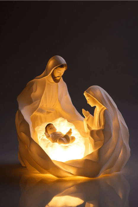 Belén luminoso con las figuras de María, José y el niño Jesús en un cálido entorno iluminado, que recuerda a los entrañables poemas navideños cristianos.