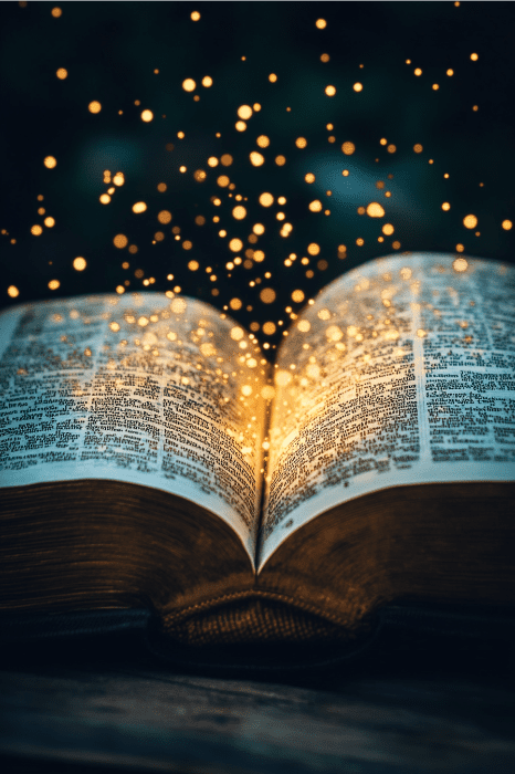 Un libro abierto con luces brillantes y flotantes sobre las páginas, que crean un efecto mágico que recuerda a los poemas para la iglesia.