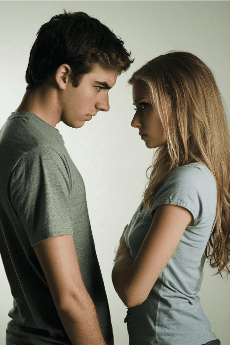 Um homem e uma mulher estão frente a frente, ambos parecendo sérios, com a mulher cruzando os braços, como se estivessem prestes a se aprofundar nos tópicos da igreja para discussão.