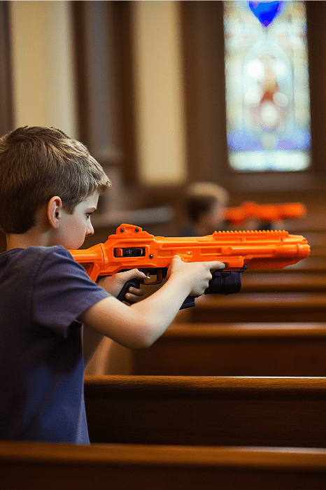 Un niño con una pistola naranja de juguete simula estar en el interior de una iglesia, enmarcado por las vibrantes vidrieras: un toque caprichoso a las ideas creativas del servicio juvenil.