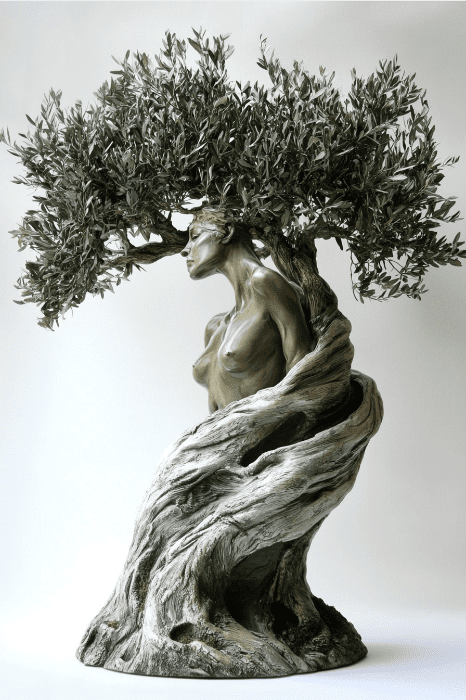 Uma escultura de uma mulher entrelaçada com um tronco de árvore e galhos formando seu cabelo, lembrando uma dríade e ecoando a conexão atemporal vista nas plantas da Bíblia.