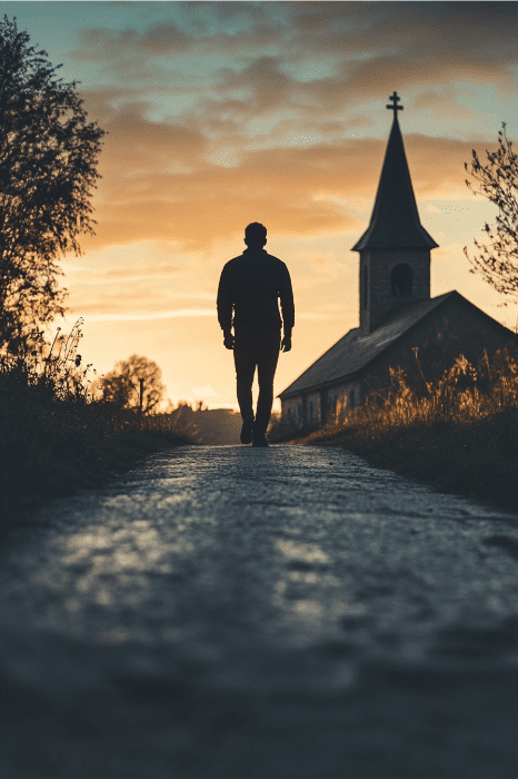 Silueta de una persona caminando hacia una capilla al atardecer, el dramático cielo inspira ideas creativas de servicio juvenil.