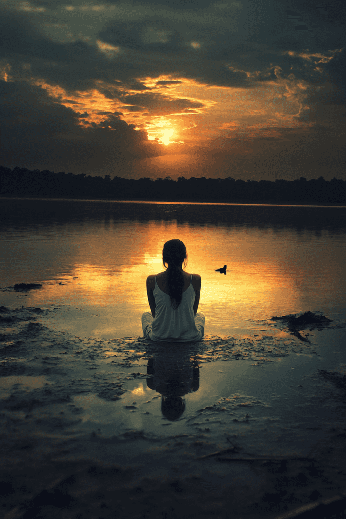 Mientras el sol se oculta en el horizonte, proyectando tonos dorados sobre el tranquilo lago, una persona se sienta a reflexionar en silencio. Observan a un pájaro que planea grácilmente sobre el agua, encontrando una serenidad similar a los momentos de paz que se encuentran en la reflexión sobre la salud mental después de un profundo estudio bíblico.