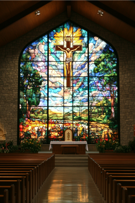 El interior de la iglesia cuenta con una impresionante vidriera que representa un crucifijo sobre un paisaje escénico, lo que proporciona un telón de fondo inspirador que podría suscitar ideas innovadoras de captación para implicar a la comunidad.