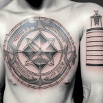 53 melhores tatuagens de versículos bíblicos para homens O braço de um homem com uma tatuagem de um versículo da Bíblia de forma criativa
