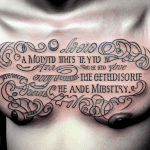 20 Citações Bíblicas Curtas para Tatuagens no Peito para Homens Uma tatuagem no peito com uma citação da Bíblia