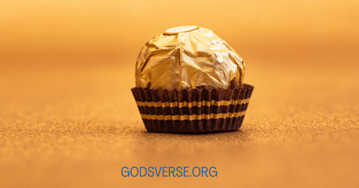 Un chocolate envuelto en oro en una taza marrón sobre un fondo dorado, perfecto para ideas de detalles de bautizo, con el texto "GODSVERSE.ORG.
