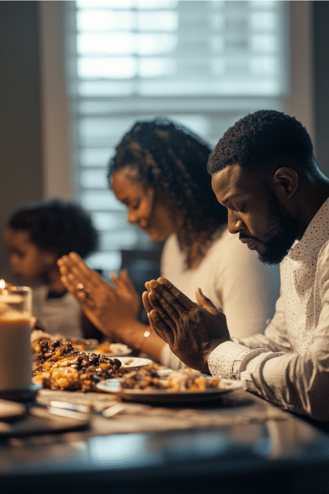 Uma família se reúne à mesa, com as mãos entrelaçadas em oração, enquanto velas tremeluzentes lançam um brilho quente sobre o banquete. Essa cena íntima ressoa como um poema religioso vivo, capturando a essência do amor e da gratidão, semelhante a uma bênção do Dia dos Pais.