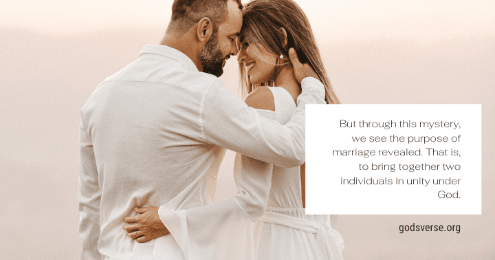 Una pareja abrazándose con una cita sobre los votos matrimoniales y la promesa de permanecer juntos en lo bueno y en lo malo en un cuadro de texto blanco.