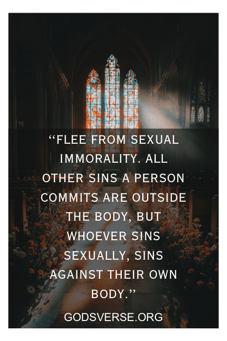 En el interior poco iluminado de la iglesia, una atmósfera contemplativa te envuelve mientras un versículo bíblico sobre huir de la inmoralidad sexual te recuerda suavemente las virtudes y la paciencia ensalzadas por los versículos bíblicos sobre esperar hasta el matrimonio.