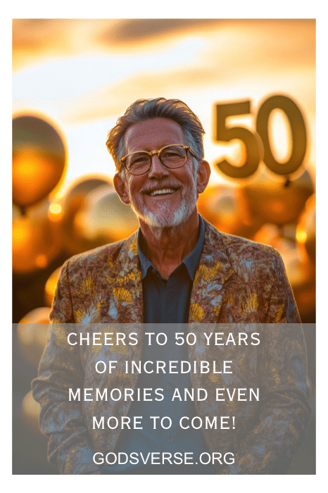 Un hombre sonriente con un atuendo festivo junto a globos dorados y un cartel de "50" encarna el espíritu de las frases de 50 cumpleaños para hombres.