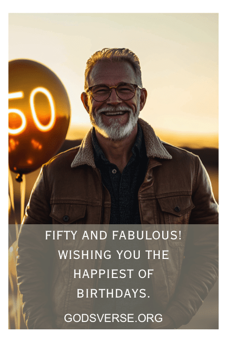 Hombre sonriente con un globo de "50", celebrando un cumpleaños al atardecer. El texto dice "¡Cincuenta y fabuloso! El más feliz de los cumpleaños". Un momento perfecto para atesorar algunas frases de 50 cumpleaños para hombres, que capturan la esencia de la celebración de este hito.